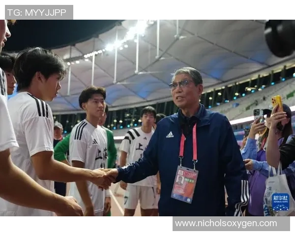 老年足球明星重聚合影展现岁月风采与传奇故事 老年足球明星重聚合影展现岁月风采与传奇故事