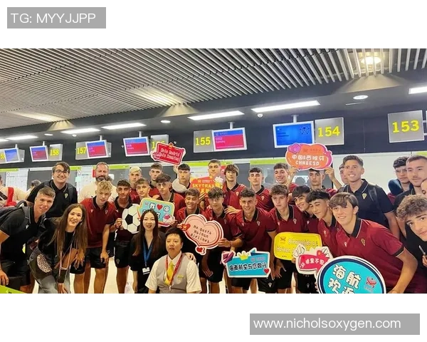 足球明星与粉丝的温馨互动瞬间展现真情与热爱 足球明星与粉丝的温馨互动瞬间展现真情与热爱