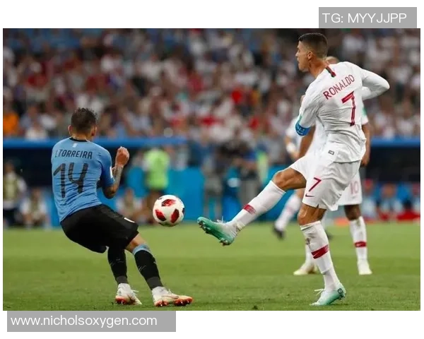 足球明星在赛场上挥手庆祝的精彩瞬间定格成美丽画面 足球明星在赛场上挥手庆祝的精彩瞬间定格成美丽画面